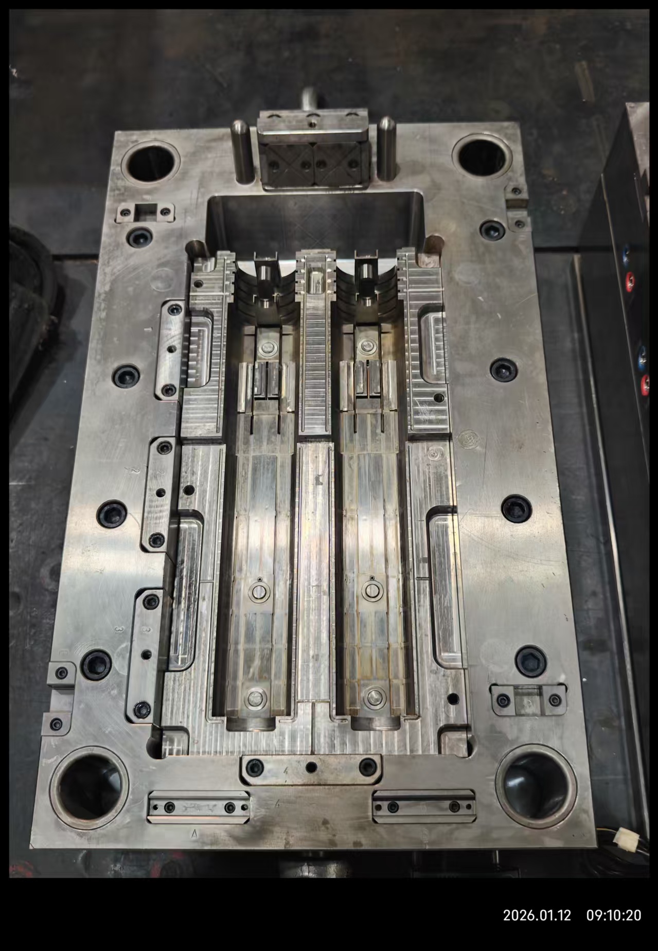 What Are the Benefits of Bulk Ordering Large Part Injection Molded Products?