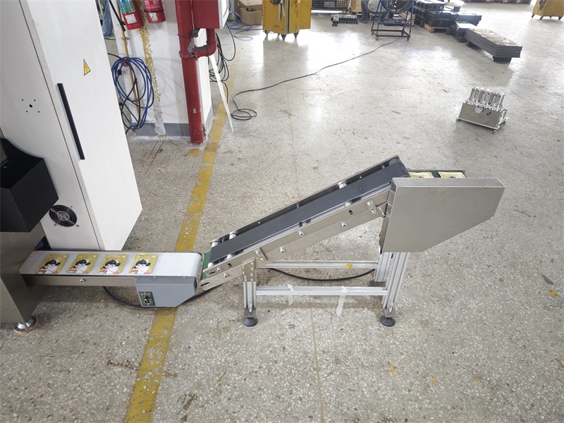 Vertical Bagging Machine was designed for packing eye mask.