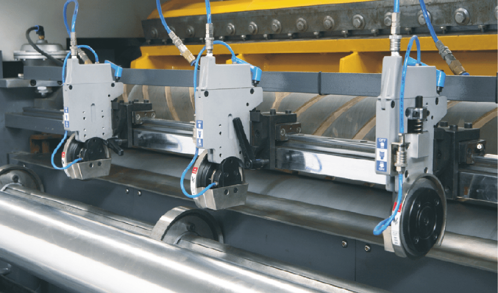 37-GM-1100_1500_1700_1900-Three sets of slitting knife are used for trimming and middle slitting.jpg.png