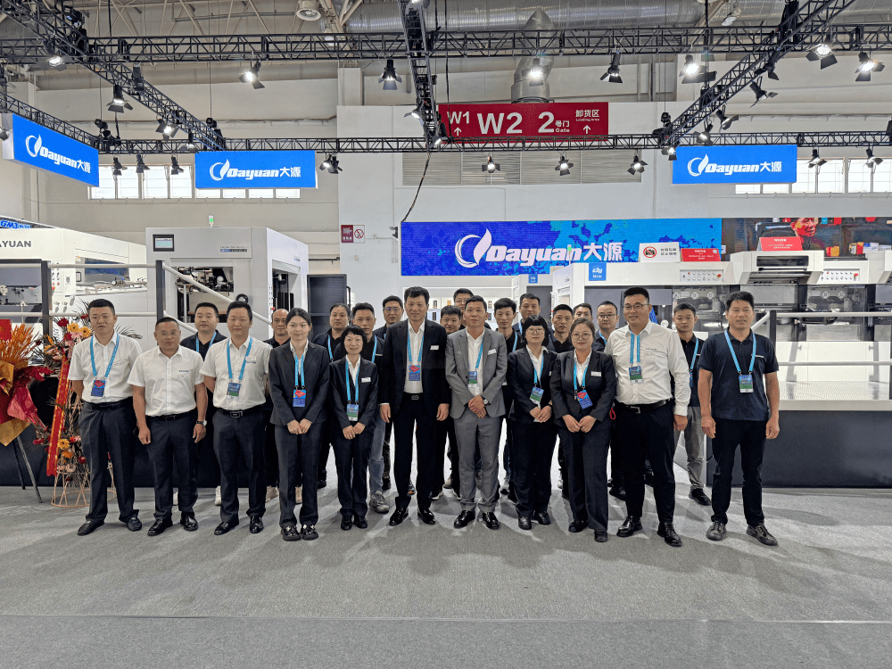 Dayuan Brilha na China Print 2025 com Seis Equipamentos de Ponta para Relevo Térmico, Corte por Matriz e Cortador de Folhas