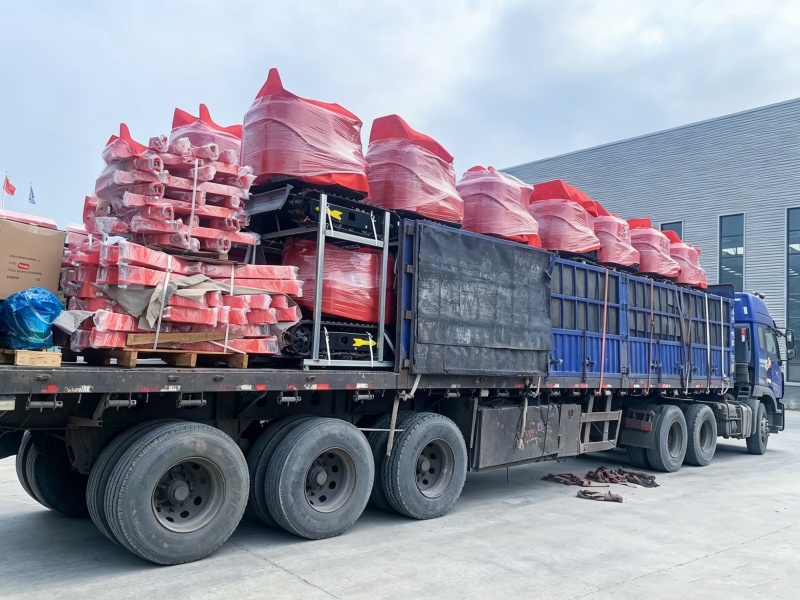28 Units of Hightop HT10 Mini Excavators Loaded and Dispatched – Full Load, Full Delivery (2).jpg