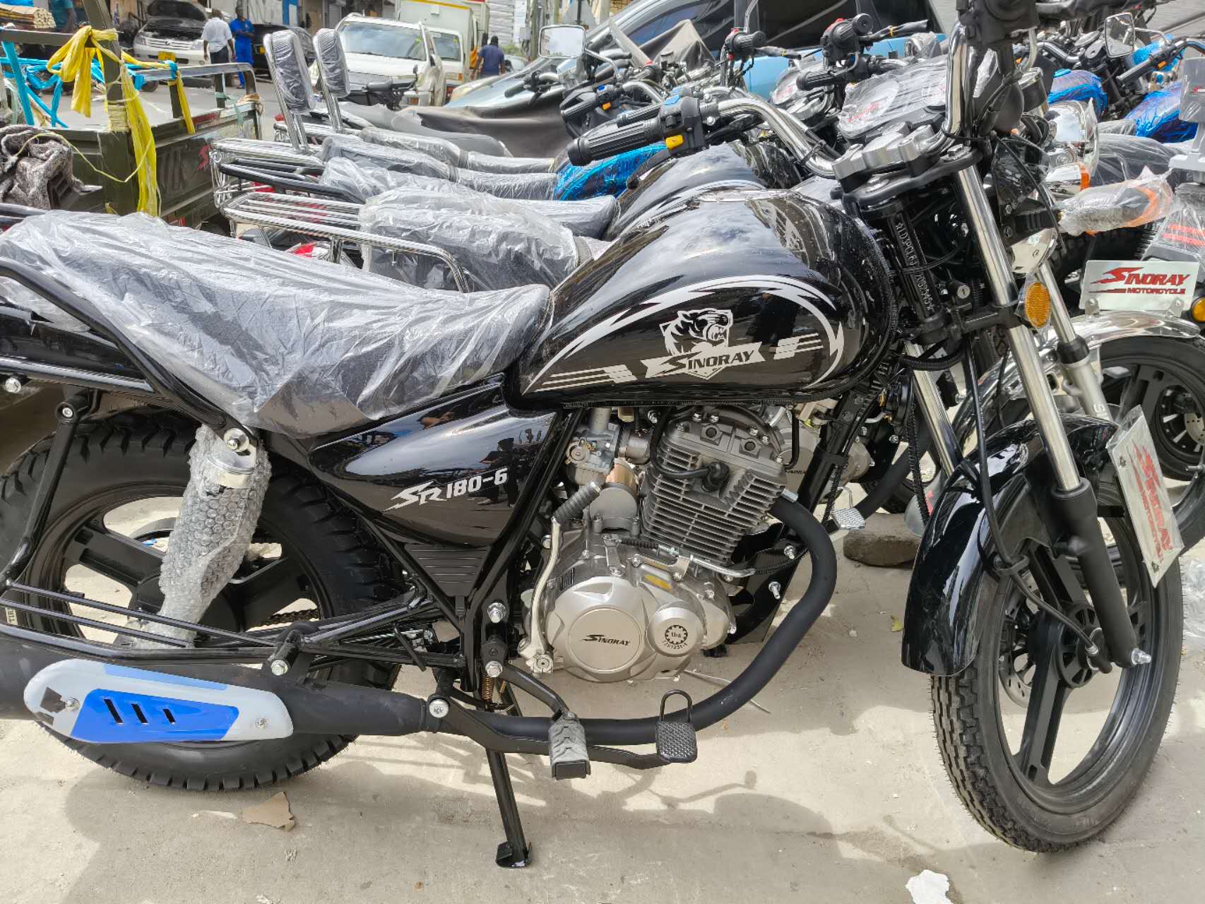 What Makes a Street Motorcycle Ideal for Daily Commuting with Its Agility and Fuel Efficiency?