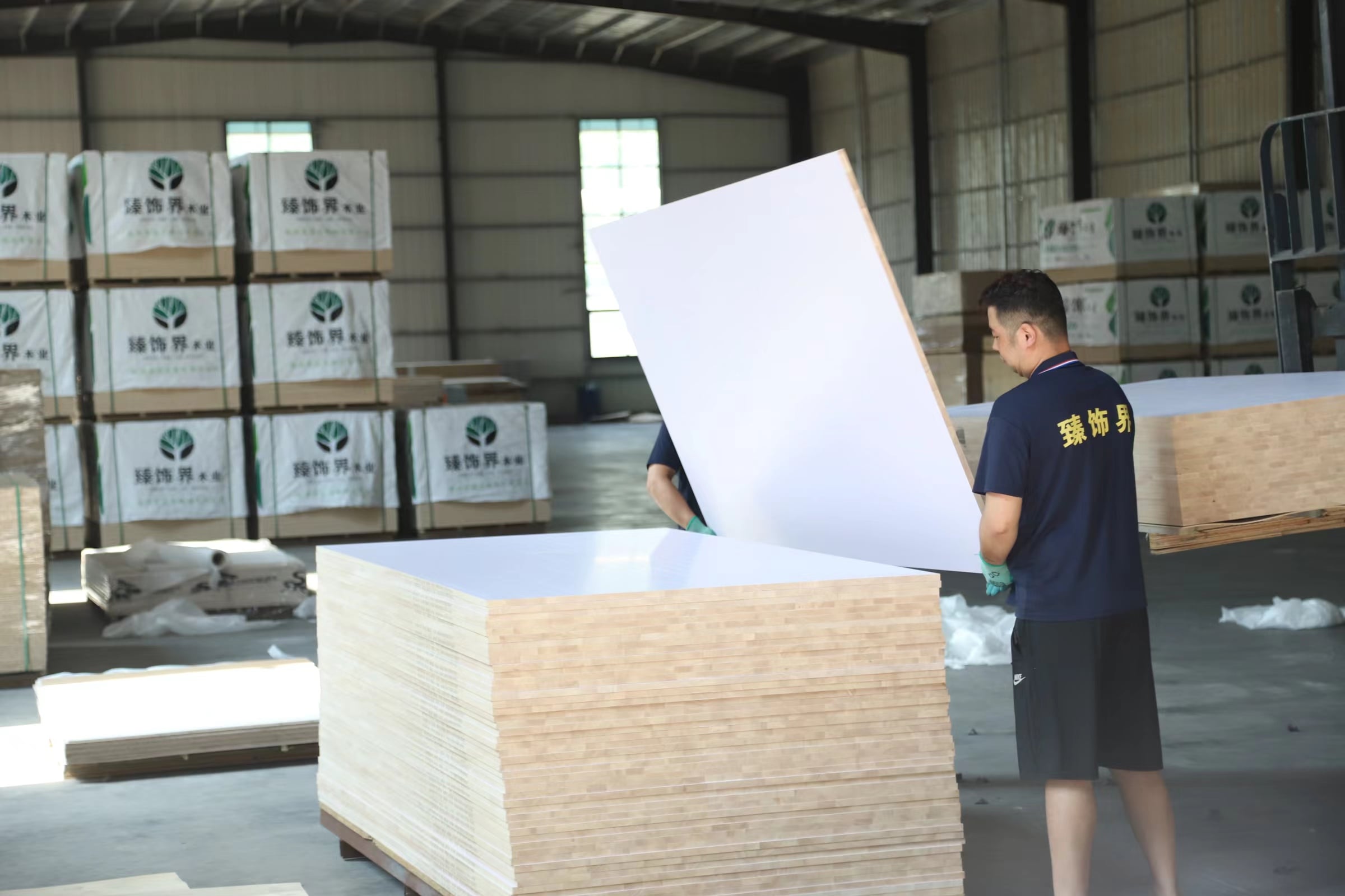 Qatlamli plastmassa (particleboard) maydonni tejash uchun ishlatiladigan shkaf loyihalarini yaxshilashi mumkinmi?