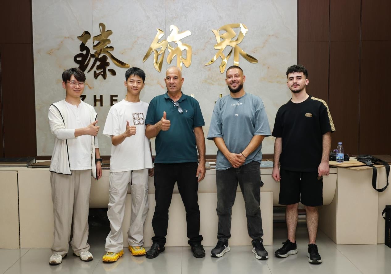 Middle Eastern Clients Visit Zhenshijie Wood Industry Factory to Discuss Long-Term Strategic Cooperation on PET Particleboard
