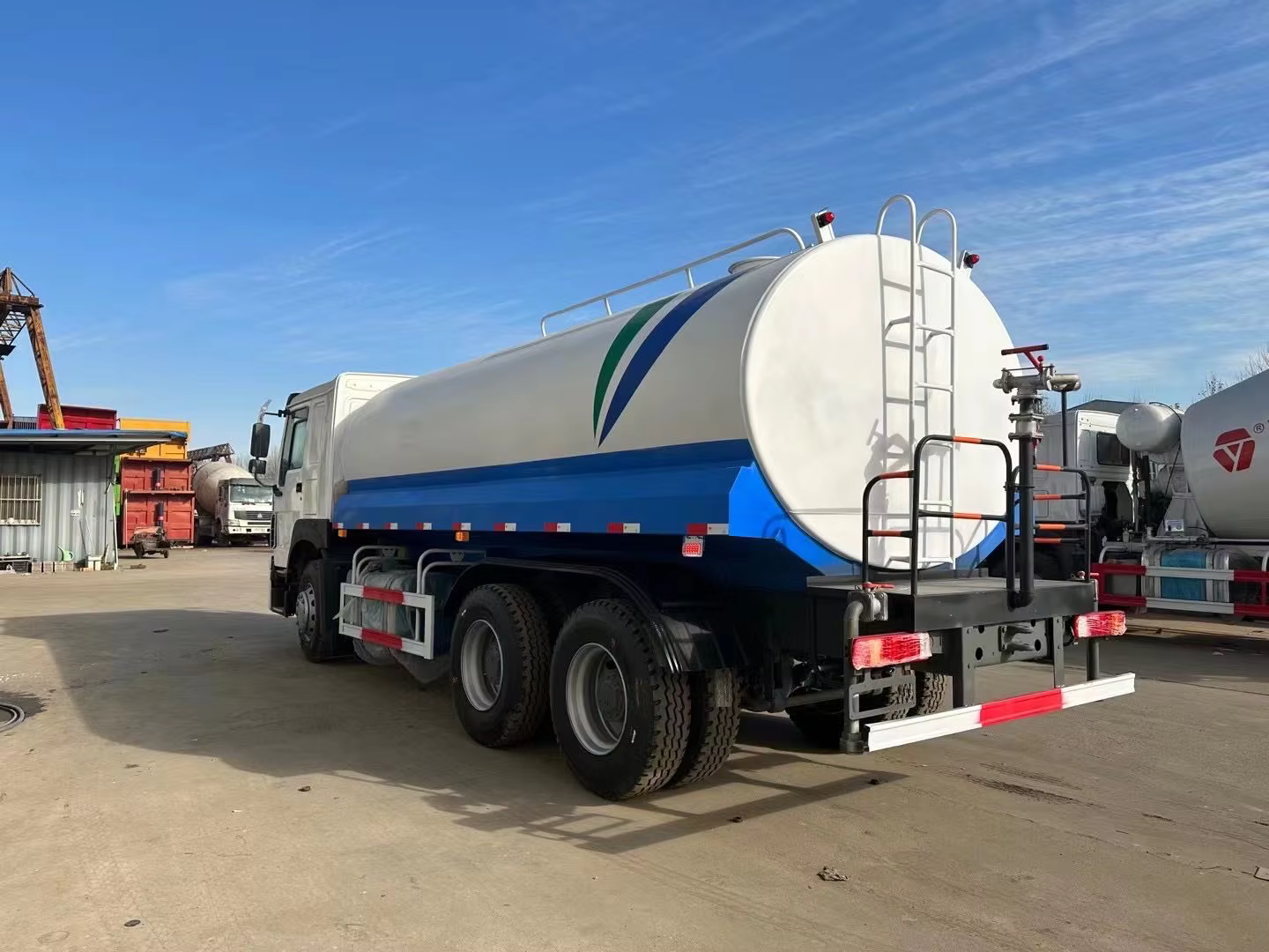 New or Used SINOTRUCK HOWO Sprinkler Tank Truck 20000L 371Hp Water Tank Truck With Good Price supplier