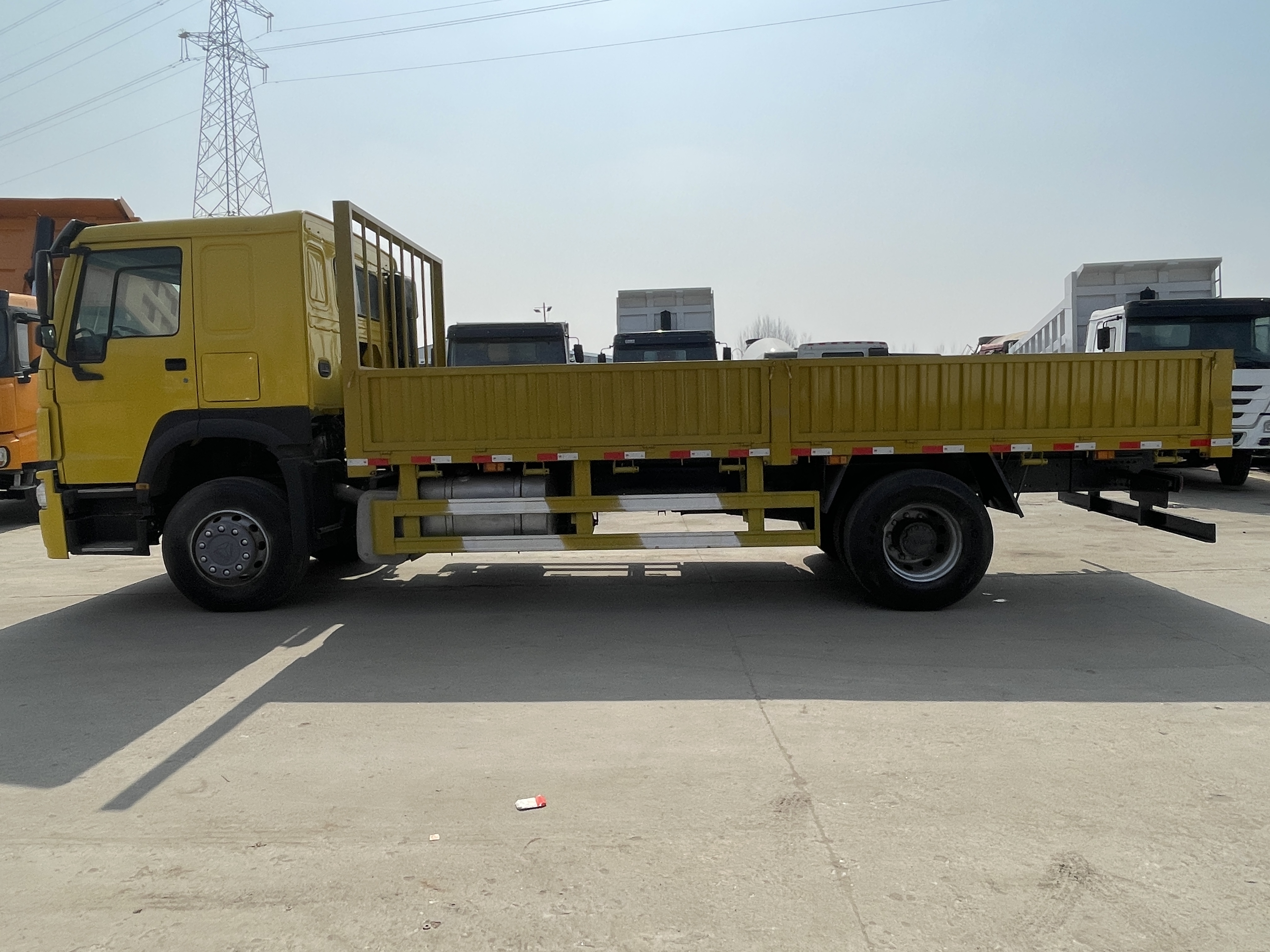 Brand New Sinotruk HOWO  4x2 10 25 30 Ton Side Wall Cargo Truck factory