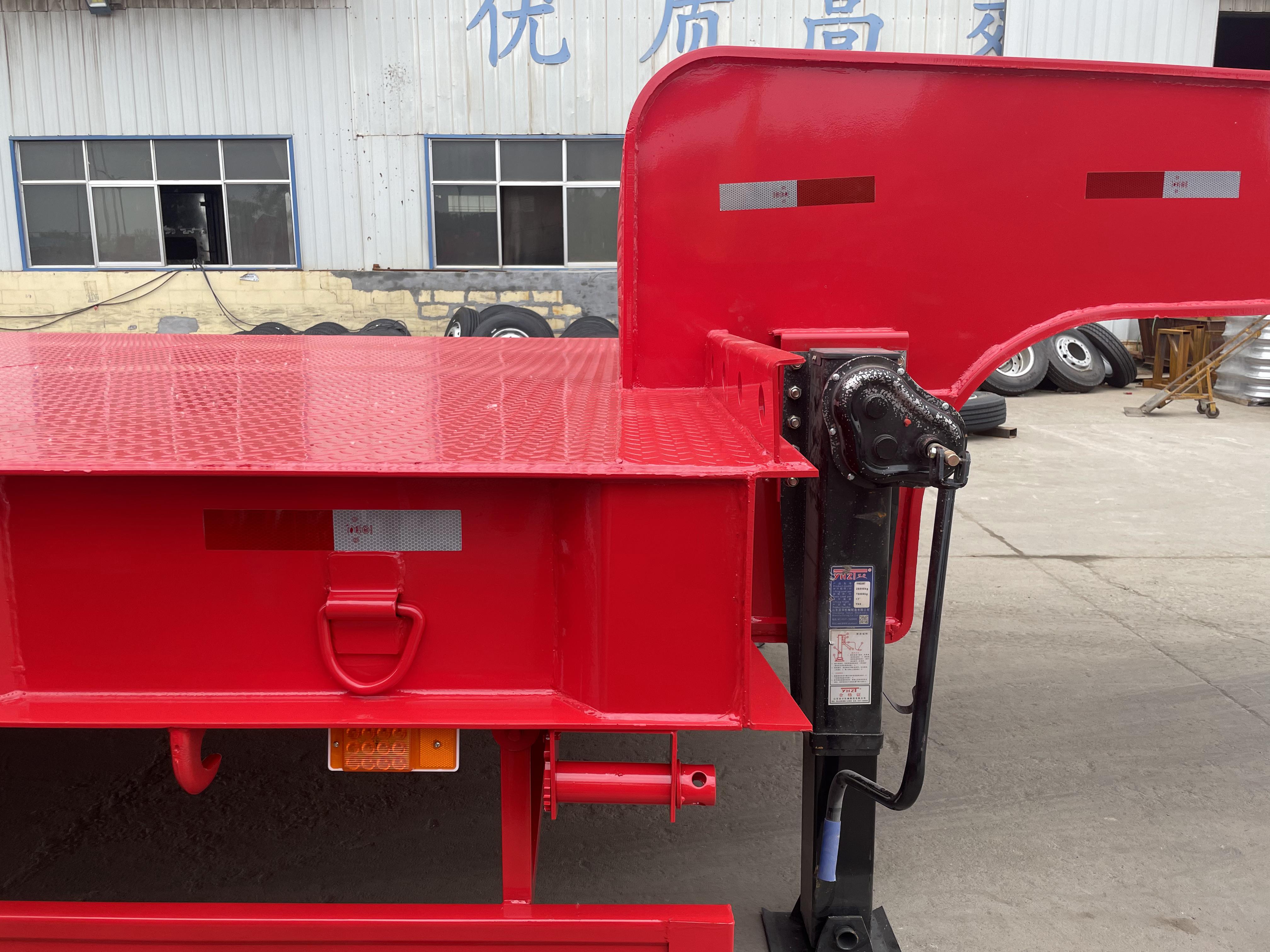 Detachable Gooseneck Lowbed Semi Trailer Carrying Heavy Machine Low Deck Trailer for Sale factory