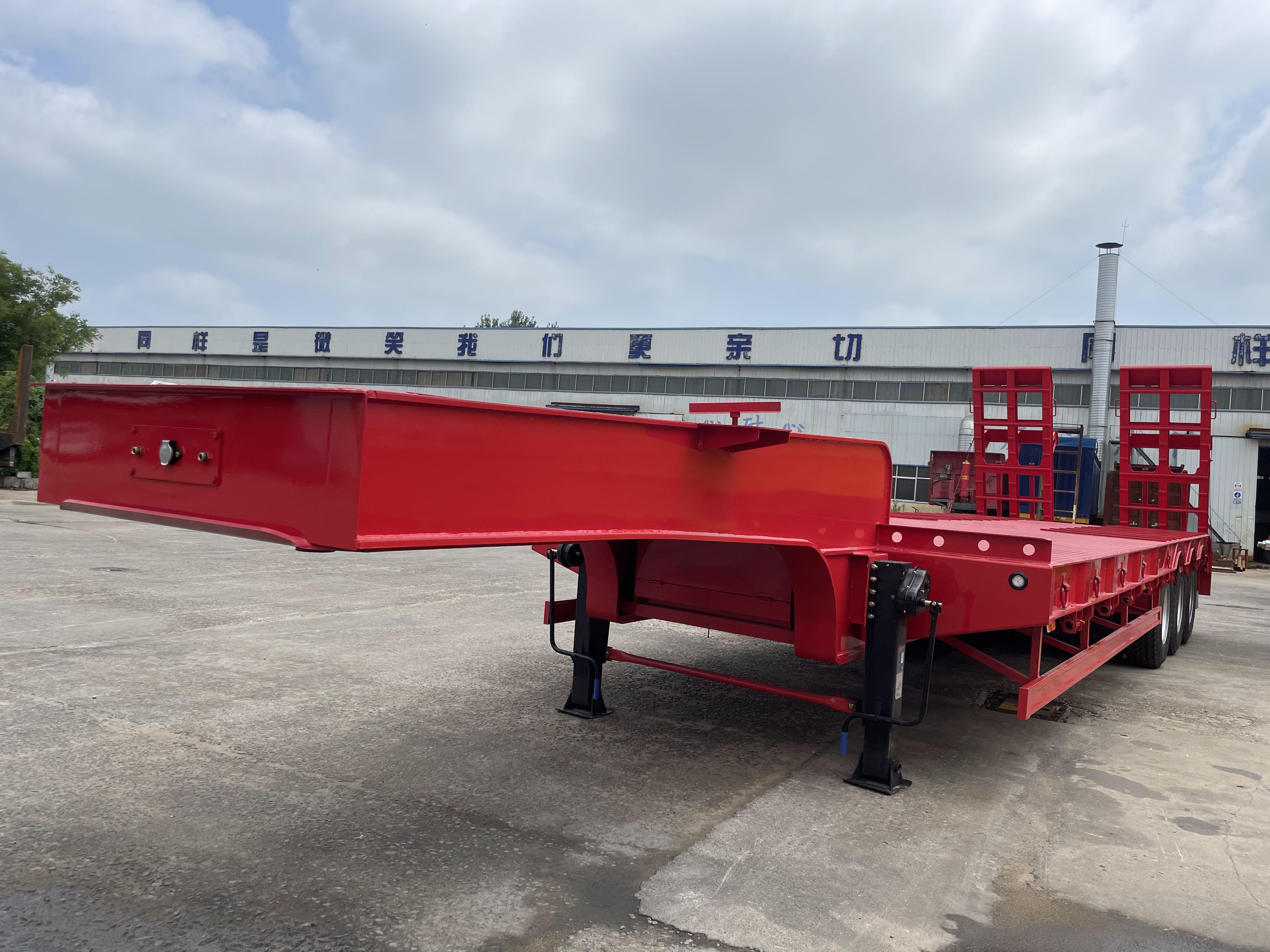 Detachable Gooseneck Lowbed Semi Trailer Carrying Heavy Machine Low Deck Trailer for Sale supplier