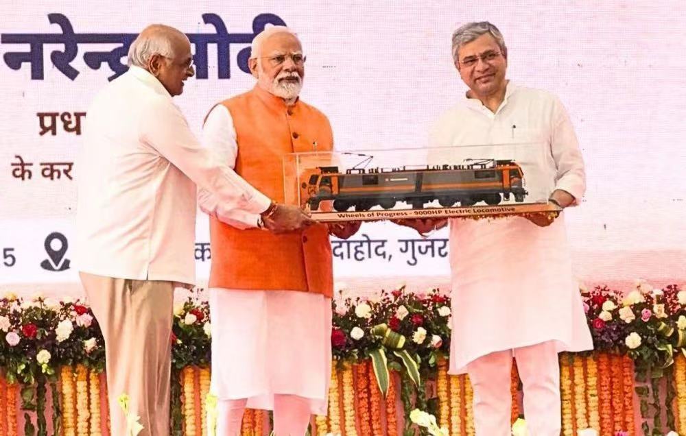 India odhalila prvú elektrickú lokomotívu s výkonom 9,000 koňskych síl