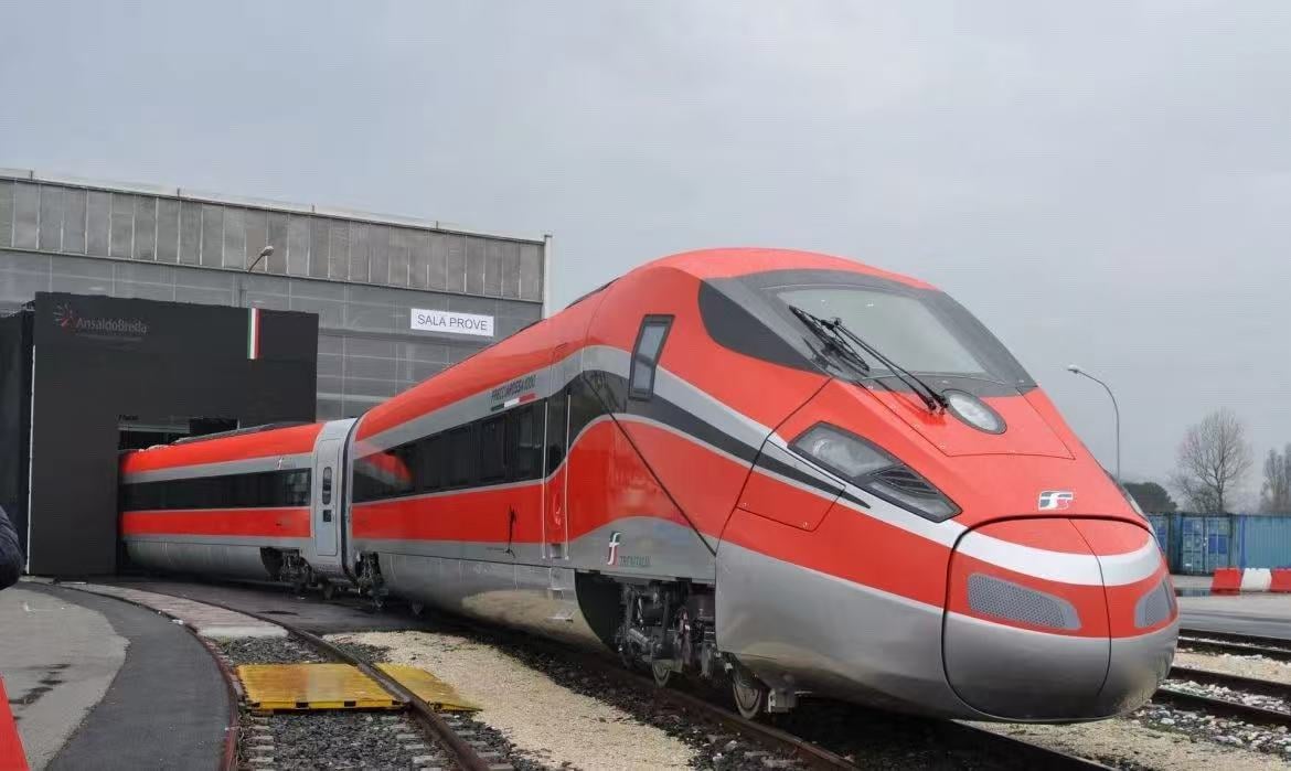 Transhraničná „metropolitná“ linka Európy: Nemecko- Taliansko „Červená šípka“ EMU sa čoskoro spustí
