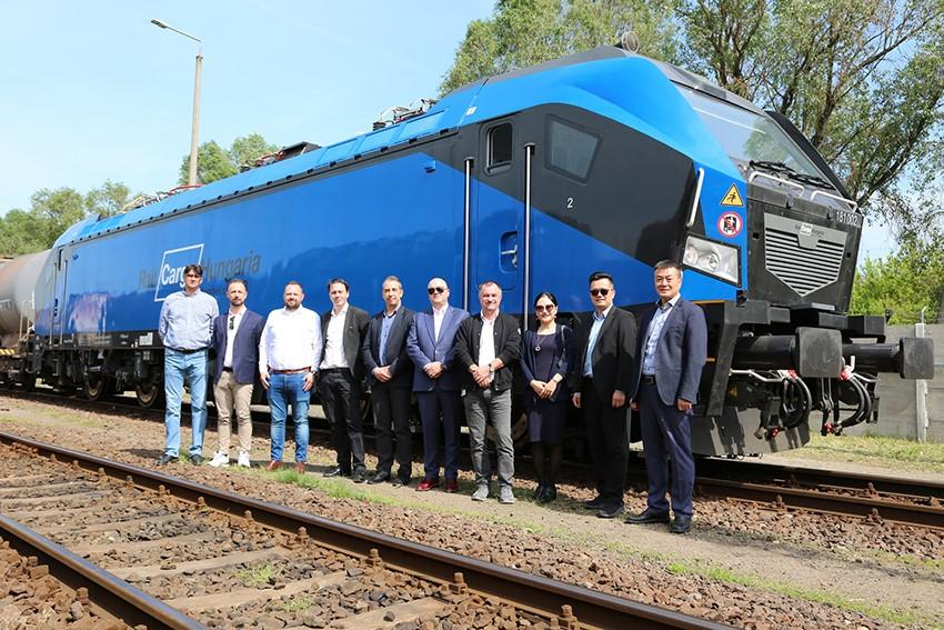 Hybridná hlavná lokomotíva spoločnosti CRRC Zhuzhou Locomotive pre Maďarsko dokončila historický test bez emisií.