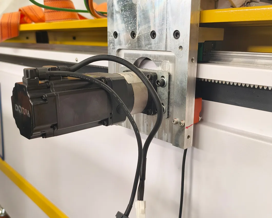 Straight guide rail transmission and servo motor drive operations are more stable, and cutting is more accurate.jpg