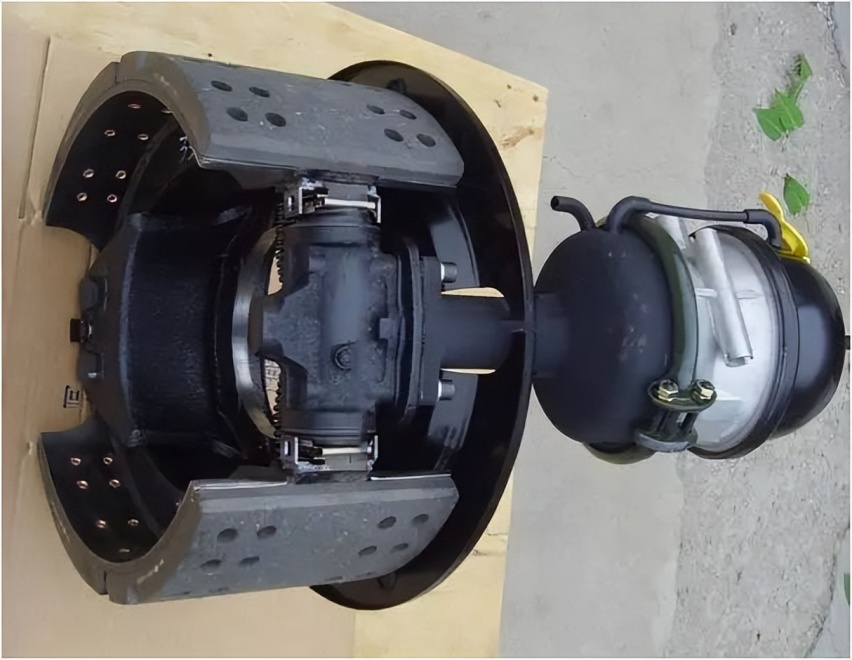 Pourquoi les garnitures de frein 4707 sont-elles adaptées à des systèmes de freinage de camions spécifiques ?