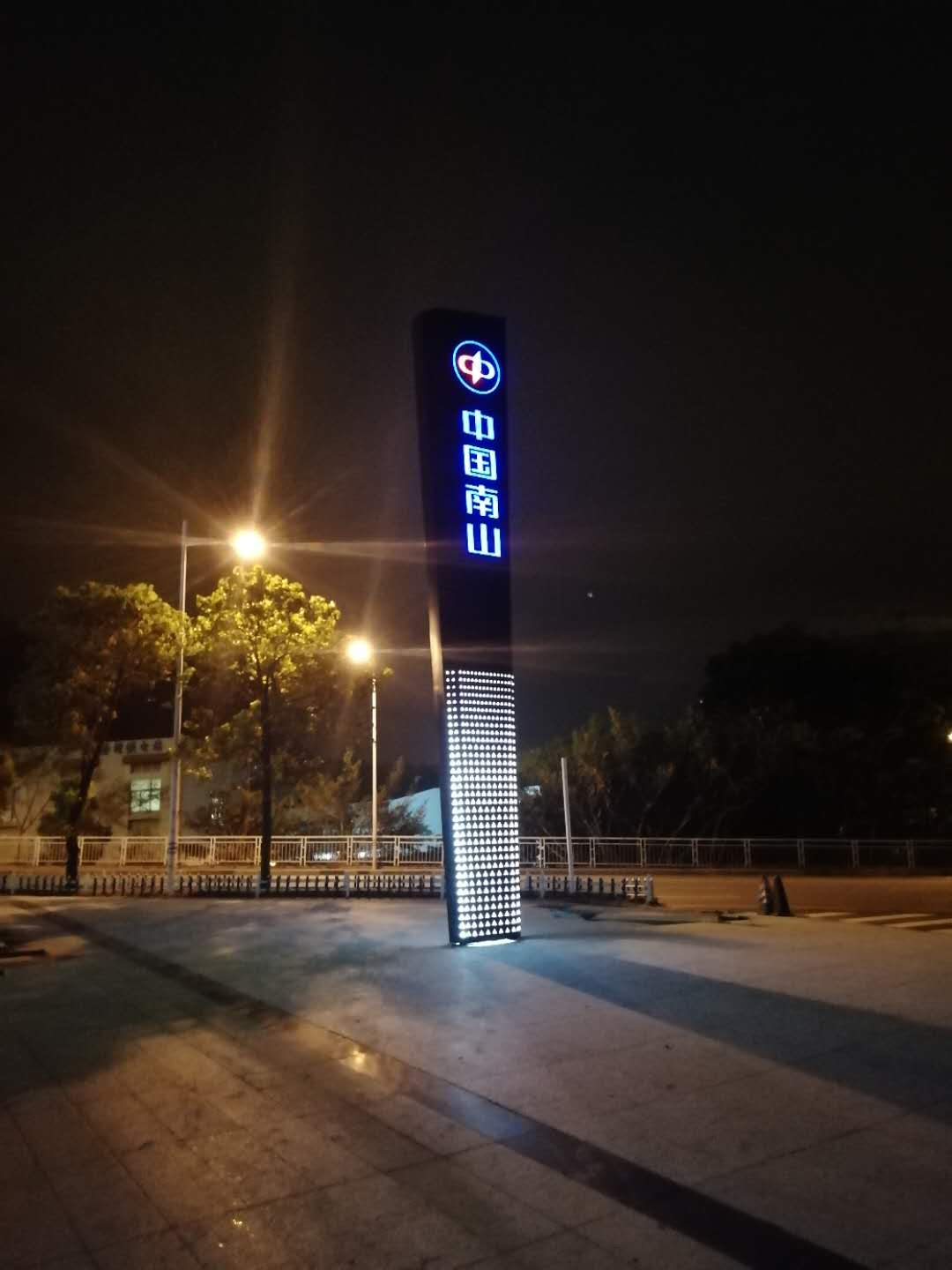Kiemelkedő pylon tábla tervezési színvonal