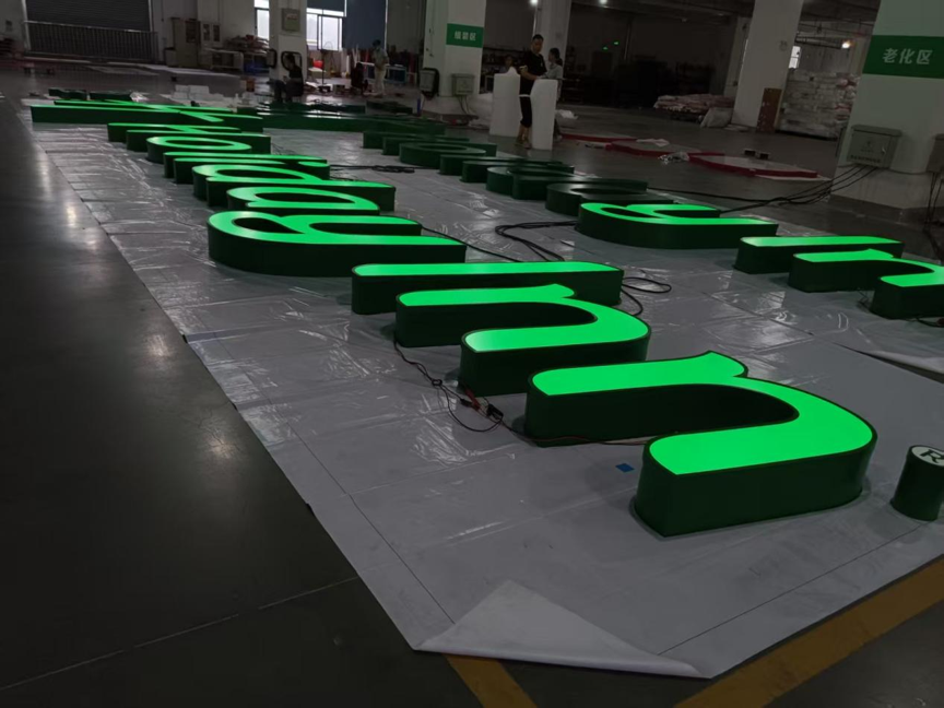 How to Choose Signage Materials: An Indoor vs Outdoor Guide