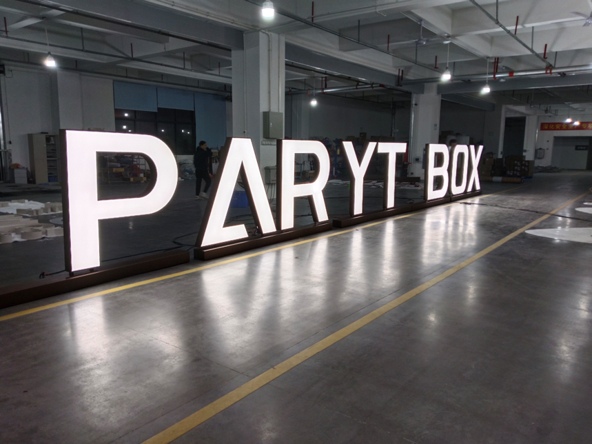 US Mobile Retailer Visits ZIGO, Decides on Illuminated Channel Letters