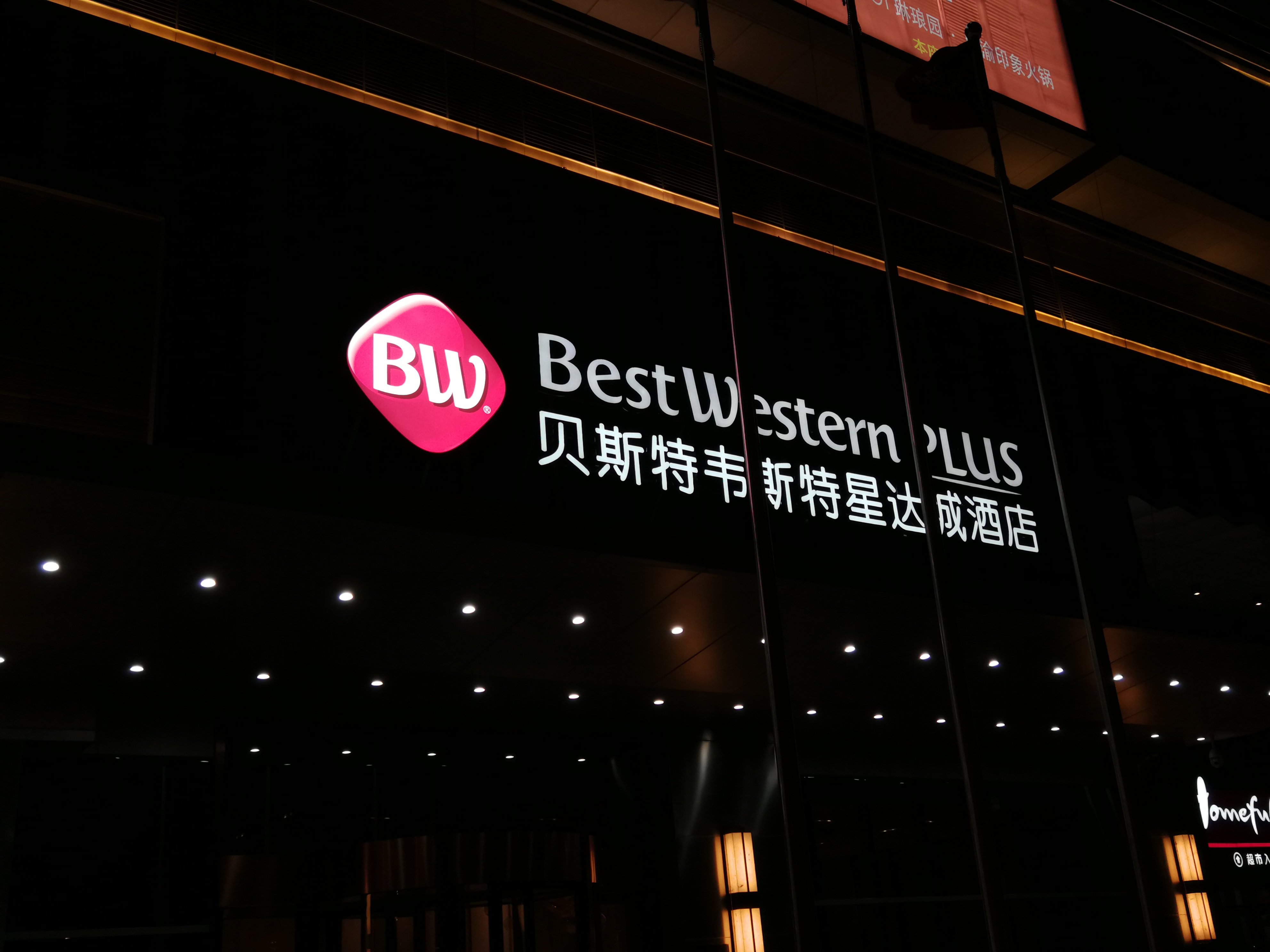 How to Maintain Hotel Signs in Good Condition?