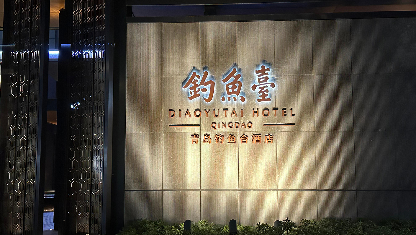 How to Make Hotel Signs Stand Out at Night?