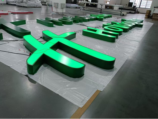 Nararapat Ba ang Arkitektural na Illuminated Signage? Isang Tunay na Pagsusuri sa Pag-invest sa Brand Signage at mga Kinita Nito