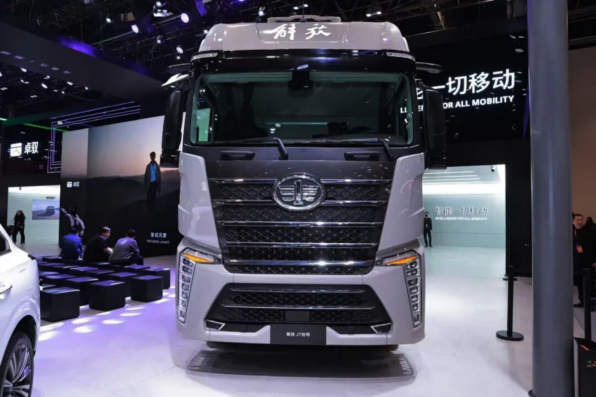 FAW Jiefang dévoile, au Salon automobile de Pékin, le premier modèle de camion lourd à conduite assistée par un modèle de langage fondé sur une architecture bout-à-bout destiné aux véhicules commerciaux