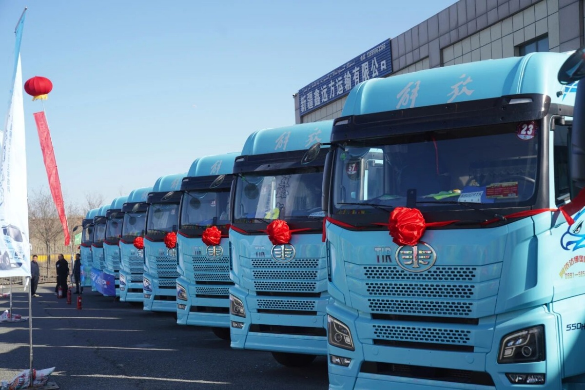 livraison en bloc de 200 tracteurs FAW JH6 TIR pour renforcer la logistique transfrontalière de la Route de la Soie