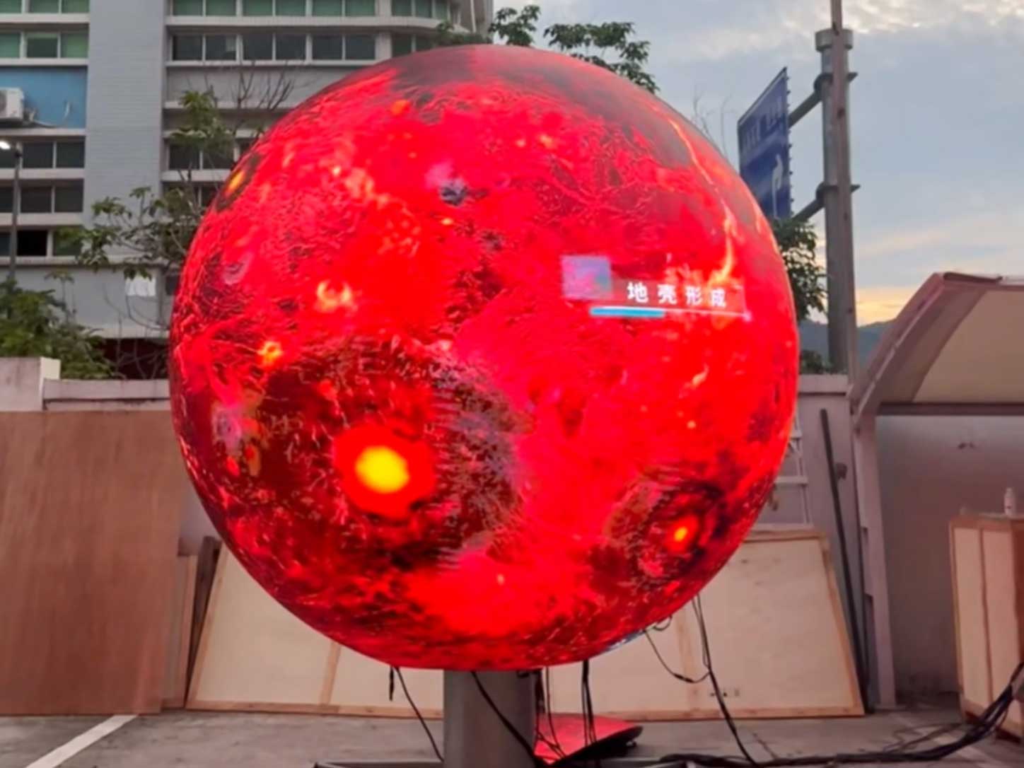 Zwitserse buitenspeelproject met P2-LED-balbeeldscherm