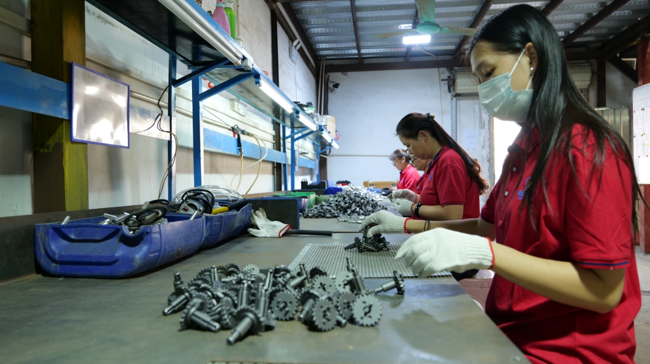 How does metal casting enable mass production of complex parts?