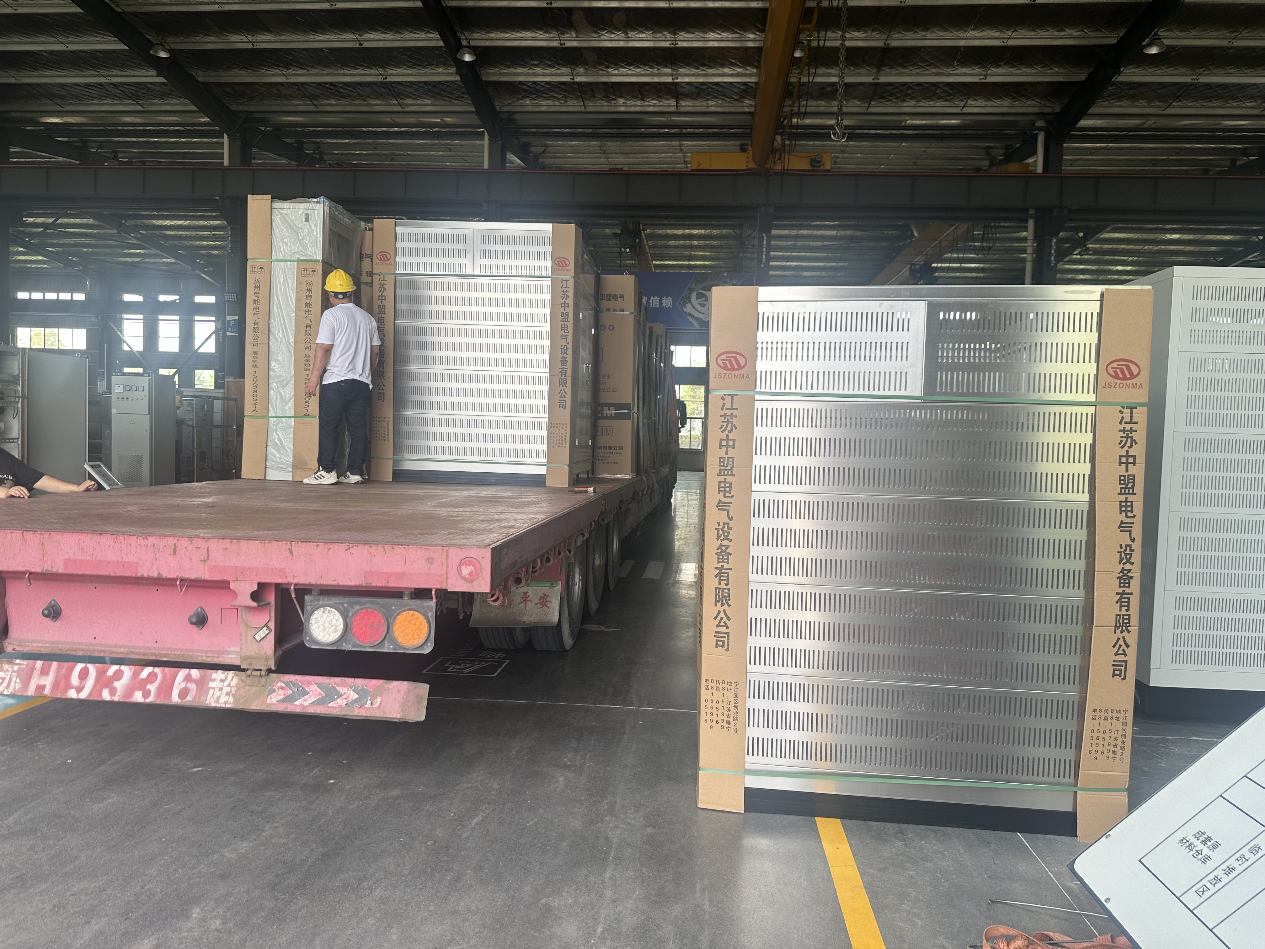 Dry type transformer with protective case.jpg