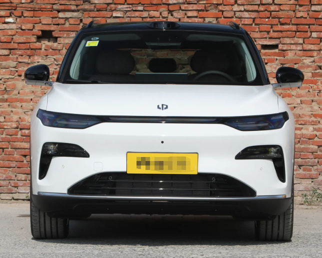 Leapmotor C11 2026, SUV elettrico, autonomia 640 km, batteria 81,9 kWh, motore 220 kW, sistema ADAS con LiDAR, schermo da 17,3 pollici in risoluzione 3K, chip Qualcomm 8295, 5 posti