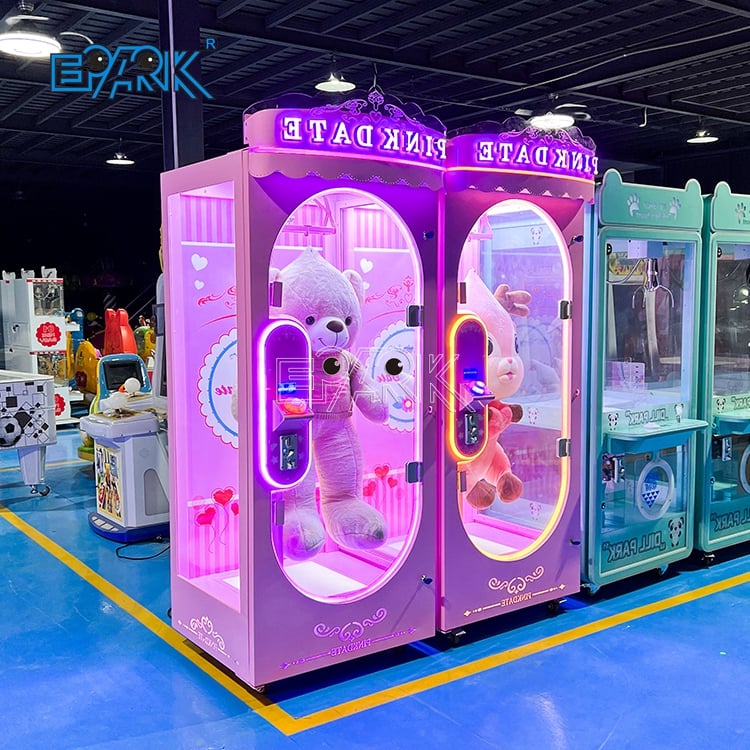 Розовый игровой автомат с краном для выигрыша призов