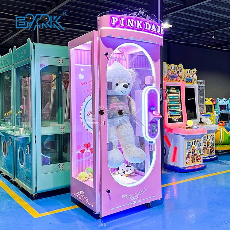 Розовый игровой автомат с краном для выигрыша призов