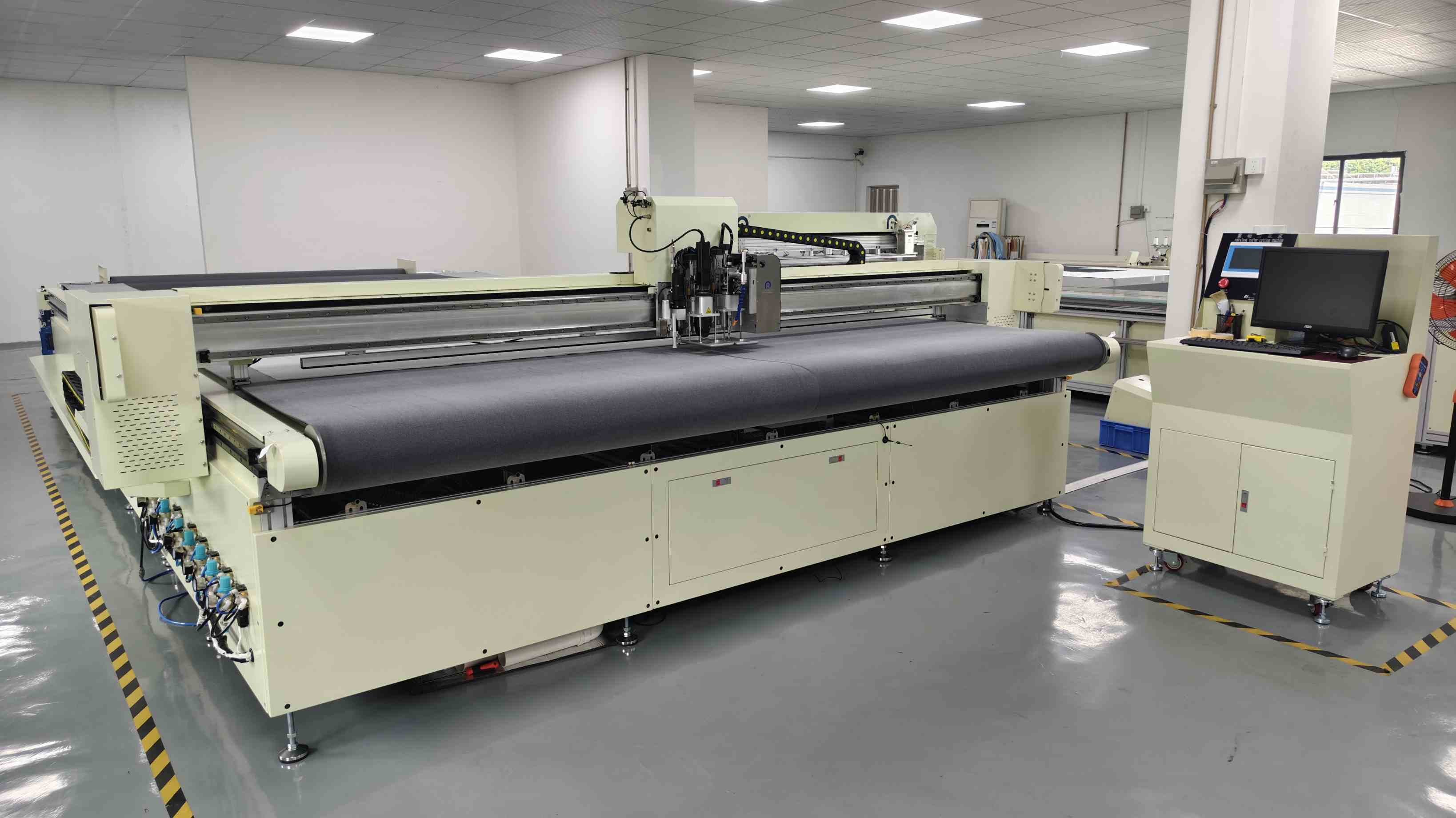 Automatic fabric cutting table 01.jpg