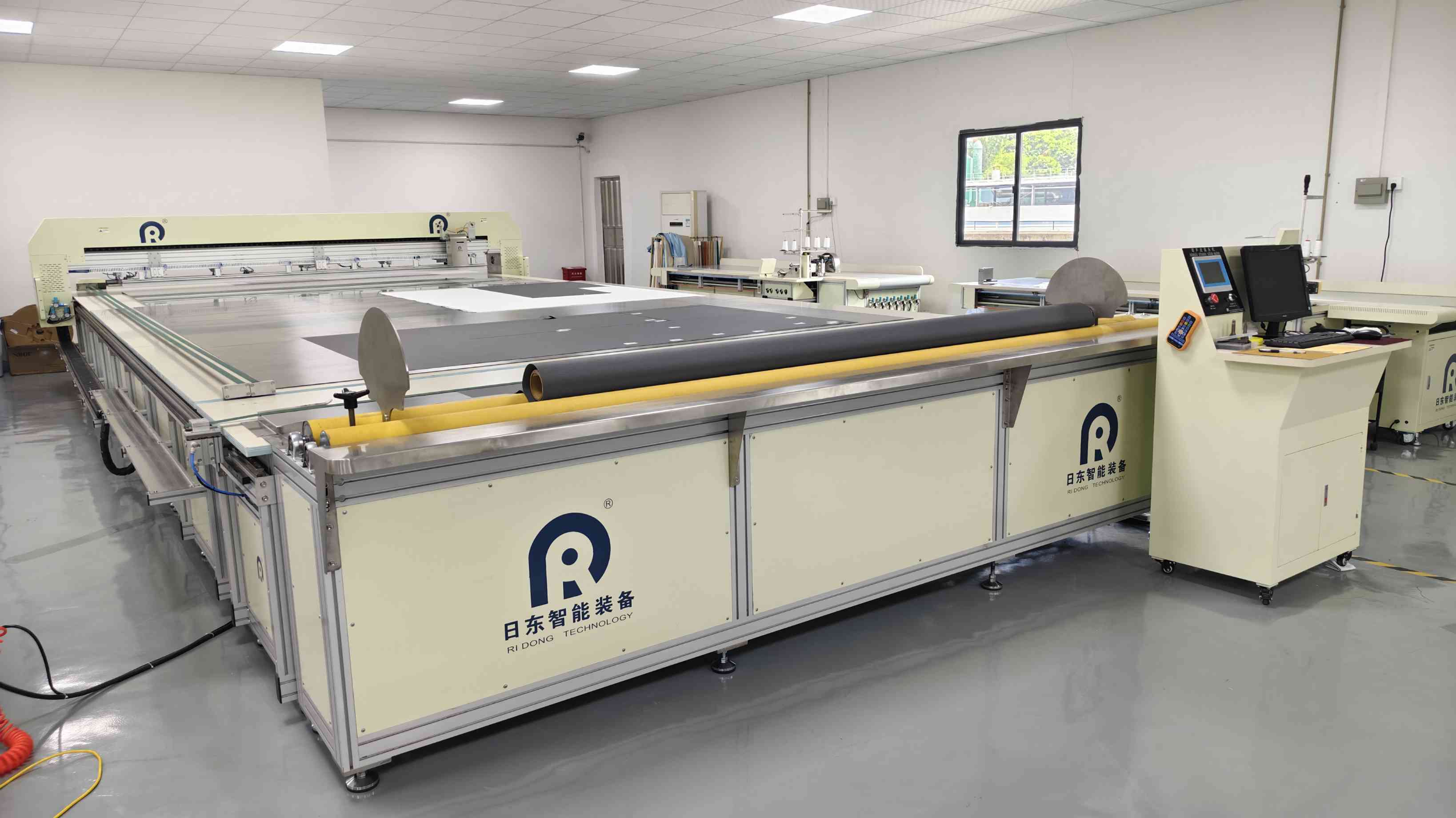 ultrasonic cutting table.jpg