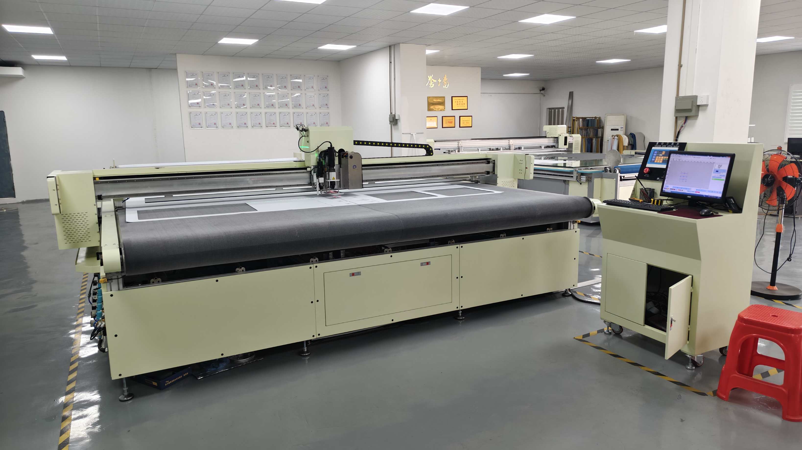 automatic fabric cutting machine.jpg