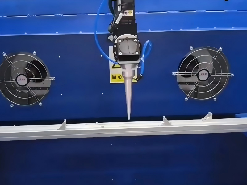 Five-axis 3D laser cutting machine is suitable for military helmet substrates.