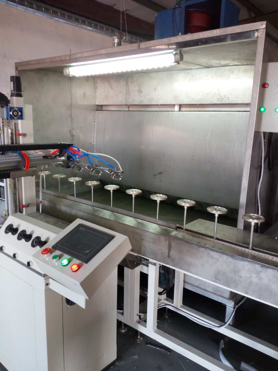 도매 상업용 스프레이 페인팅 장비를 선택할 때 고려해야 할 주요 특징은 무엇인가요?