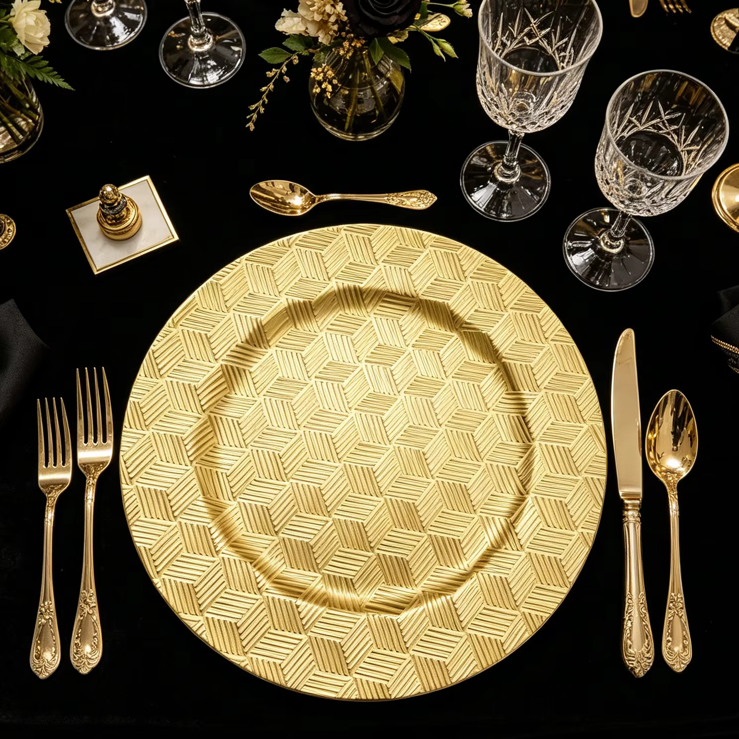 bulk available 50pcs 13 inch 33cm pp luxury eco friendly plastic charger plates wedding customized pattern party tableware-1
