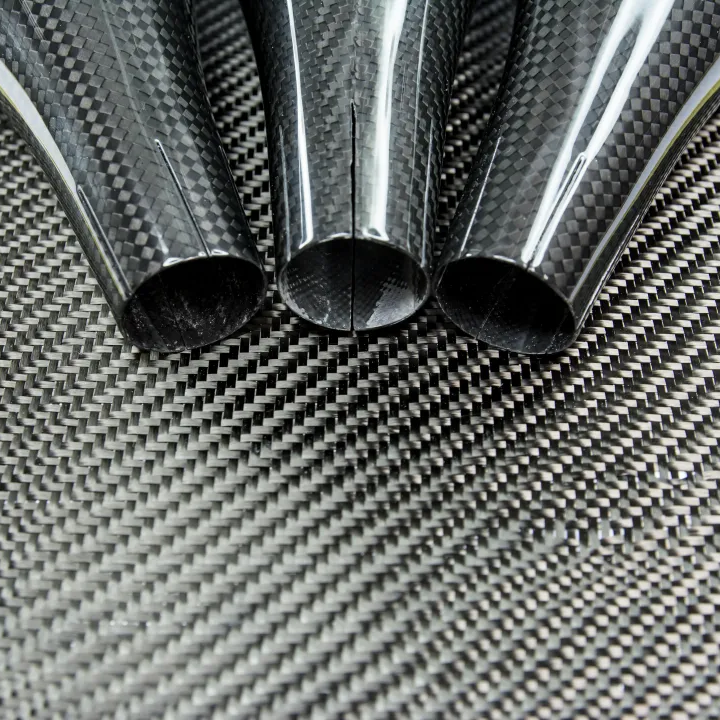 Descubra o surgimento dos produtos em fibra de carbono: folha de fibra de carbono, tubos de carbono, peças moldadas e como são feitos