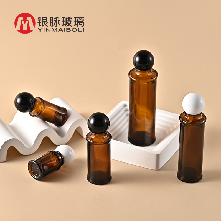 מכירה חמה בקבוק זכוכית עגול לבן שחור 5ml 10ml 15ml 20ml 30ml 50ml קוסמטיקה שמן חיוני זכוכית עם מכסה כדורי