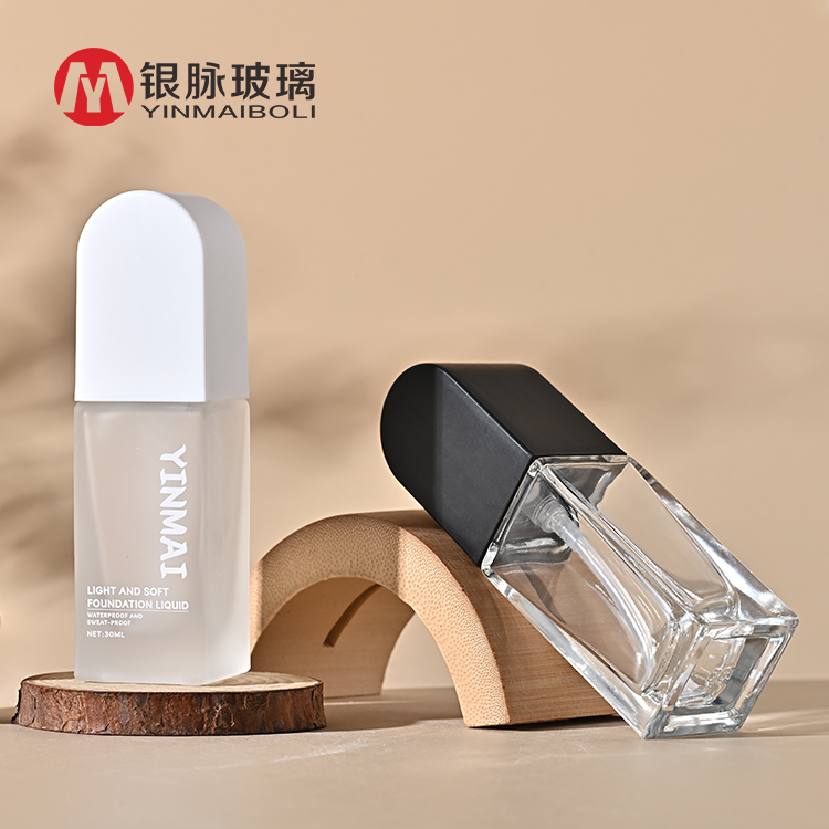 Segi Empat Mewah Penyelarasan Bercetak 1oz 30ml Bekas Kosong Pemakaian Kaca Asas Botol Dengan Pump