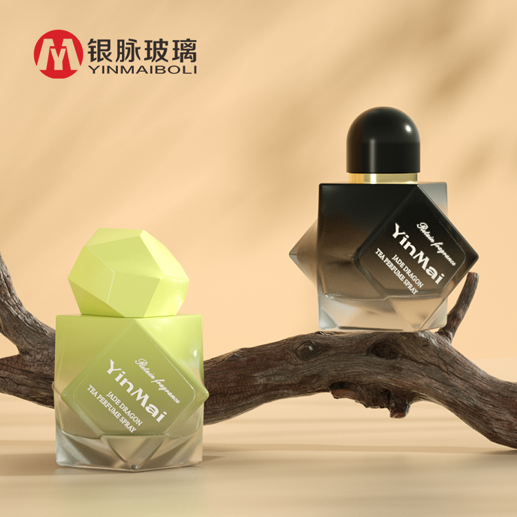 Yinmai Cosmetic Packaging Luxusní jedinečná 50ml parfémová lahvička s sprejem, čtvercová parfémová lahvička s černým pumpem
