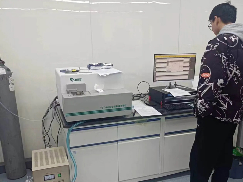 Casting engineer conducts metallographic and spectral tests based on the inventory test rods