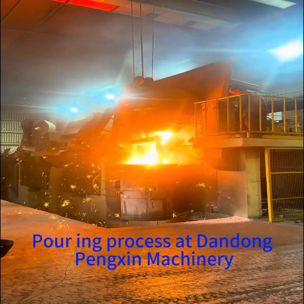 Pouring process at Dandong Pengxin Machinery