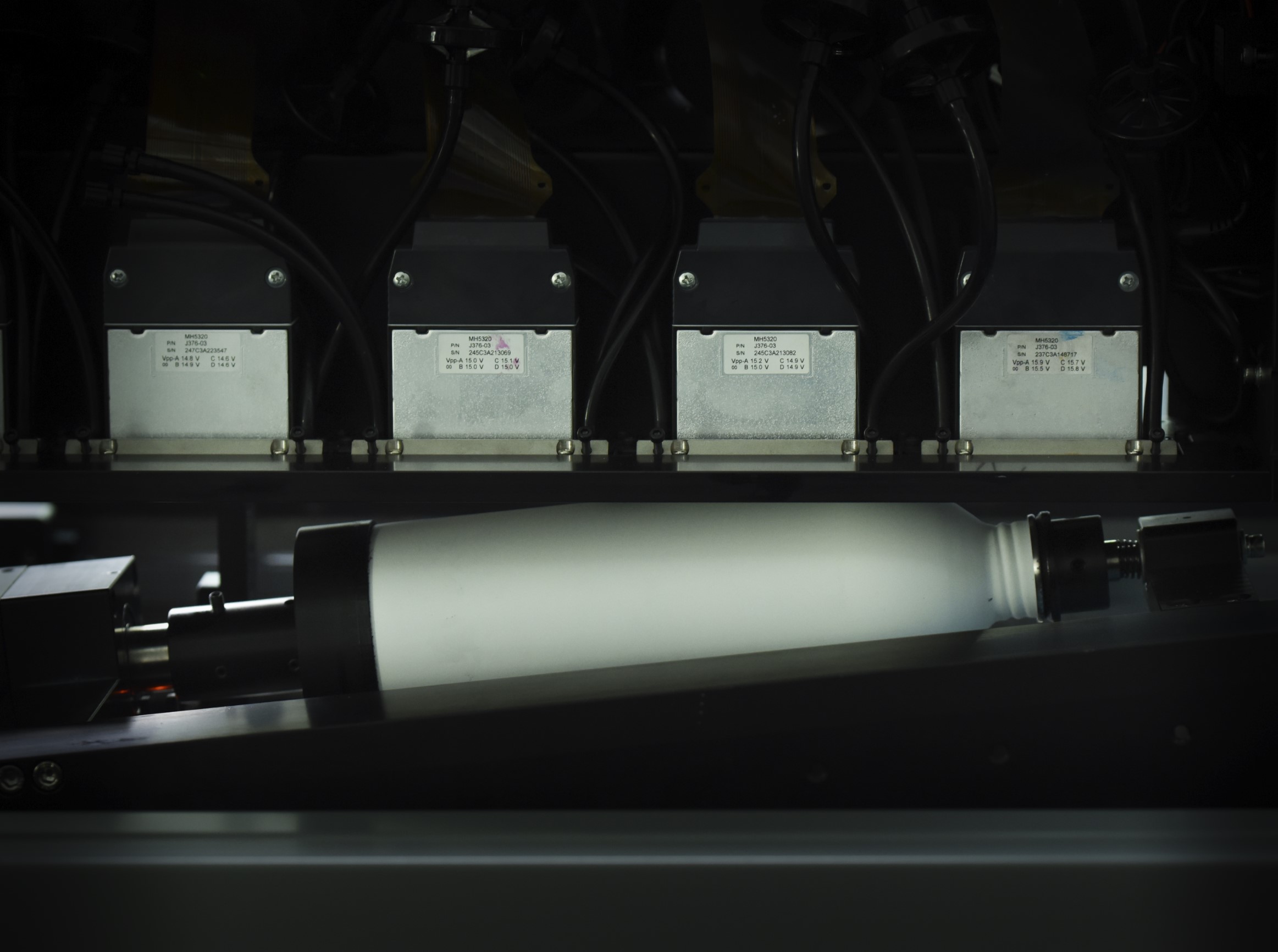 Mahirap i-print ang mga cylindrical na bagay? Ang cylindrical uv inkjet printer ay naglulutas nito