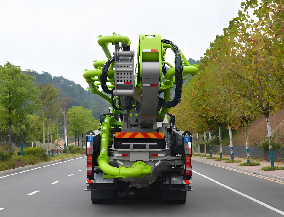 How Can Concrete Pump Trucks Improve the Quality of Concrete Pouring?