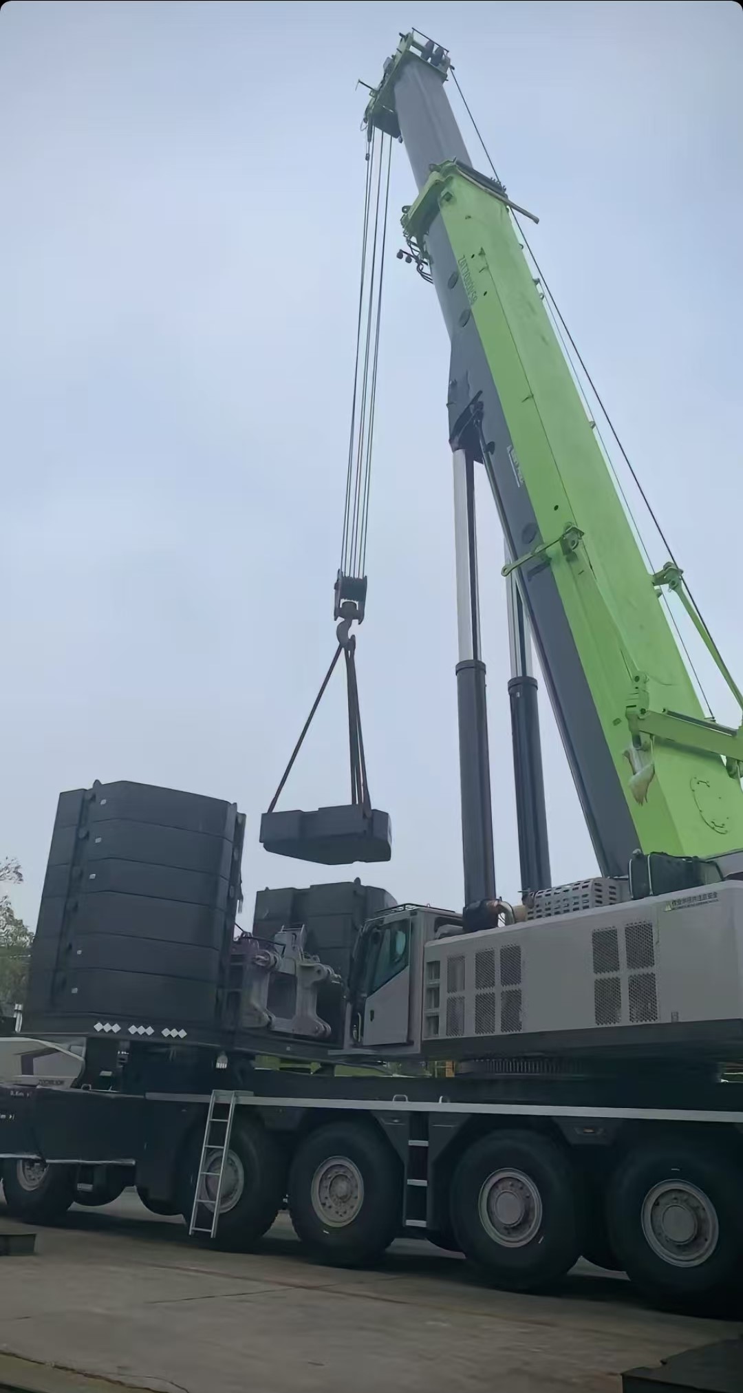 What Are the Differences Between Mobile Cranes and Tower Cranes?