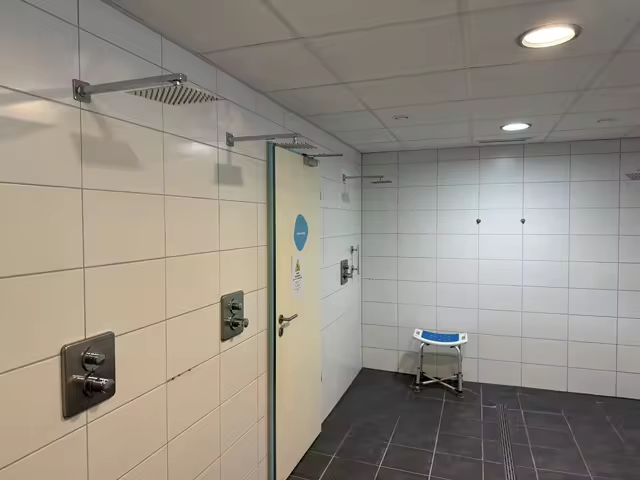 Naše skryté sprchové sady se používají ve veřejních koupelnách v Německu.