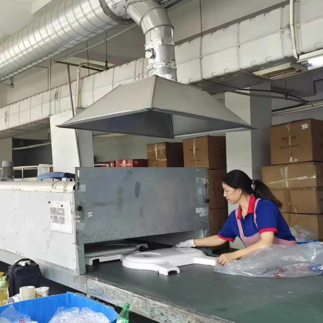 Control del proceso de moldeo por inyección para productos plásticos de alta precisión.