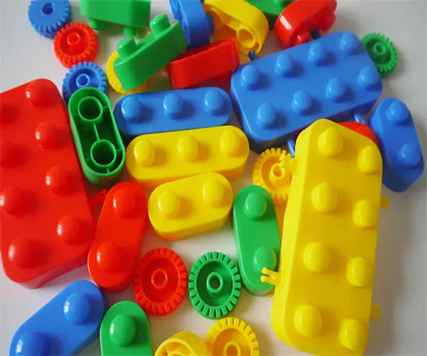 How can you improve the surface finish of plastic parts in molding?