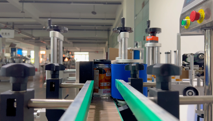 How does an automatic roll-on labeling machine improve labeling efficiency?